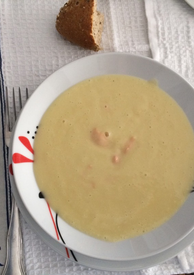 Una foto de Crema de puerros con salmón