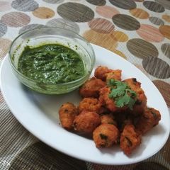 A picture of Moth ke mogar ke dal ke pakode.