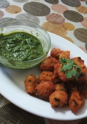 A picture of Moth ke mogar ke dal ke pakode.