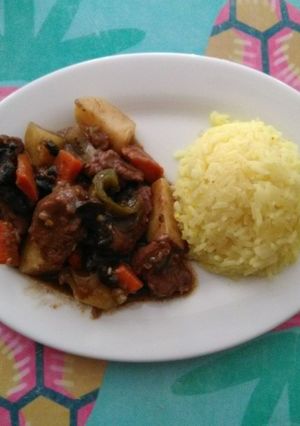 Una foto de Carne a la jardinera