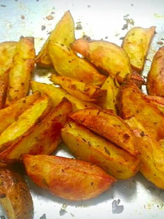 Una foto de Papas horneadas con ajo y romero!