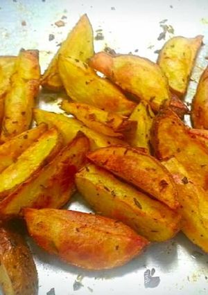 Una foto de Papas horneadas con ajo y romero!