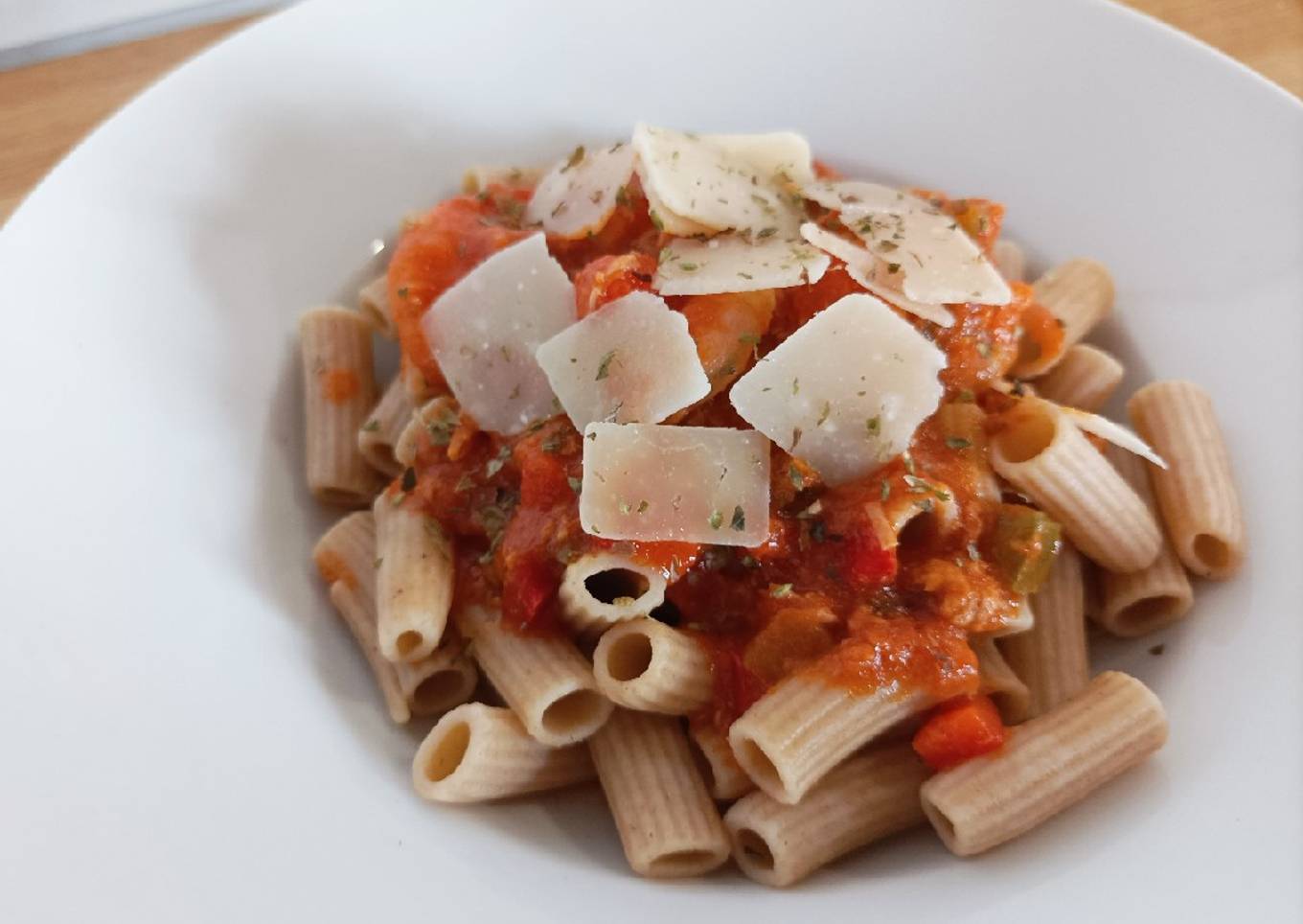 Pasta integral con virutas de parmesano
