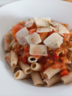 Una foto de Pasta integral con virutas de parmesano