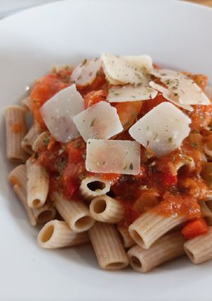 Una foto de Pasta integral con virutas de parmesano
