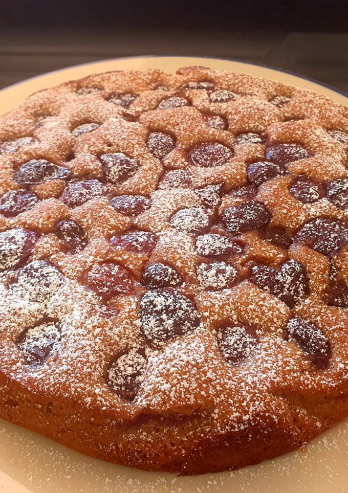 Una foto de Tarta de almendras y cerezas