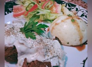 صورة لوصفة ستيك لحم بقري بصوص الفطر بالكريمه مع بطاطا بوريه بالجبنة الكريميه