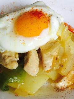 Una foto de Patatas a lo pobre con Huevo y pechuga de pollo