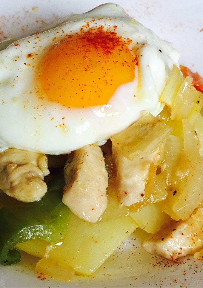 Una foto de Patatas a lo pobre con Huevo y pechuga de pollo