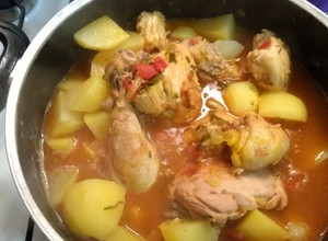 Una foto de Pollo a la cacerola con papas!