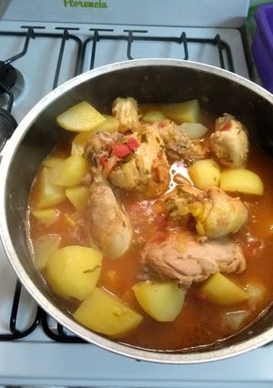 Una foto de Pollo a la cacerola con papas!