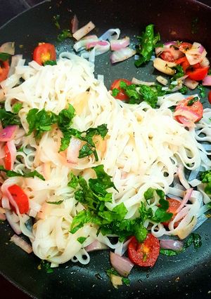 Una foto de 🤤Noodles de arroz con tomate cherry, espinacas y cebolla🤤