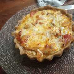 Una foto de Tarta integral de hongos, tomates, y mozzarella