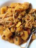 Ndizi tumbukiza with spaghetti