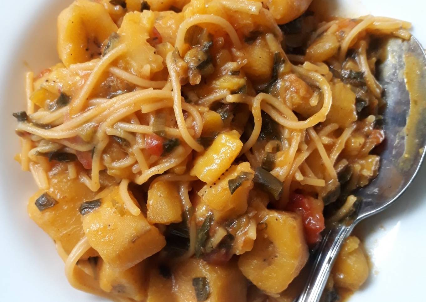 Ndizi tumbukiza with spaghetti