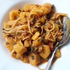 A picture of Ndizi tumbukiza with spaghetti.