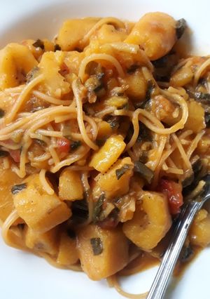 A picture of Ndizi tumbukiza with spaghetti.