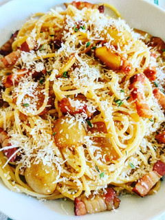 Foto di Spaghetti con uva, pancetta affumicata e pecorino