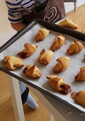 Zdjęcie przepisu Rogaliki drożdżowe z konfiturą różaną.