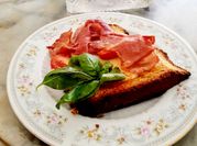 Una foto de tostada con jamón serrano