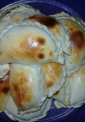 Una foto de Empanadas jamón, queso 🧀y huevo🍳