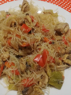 Una foto de Noodles de arroz con pollo y verduras 🍜 🌶️🥒