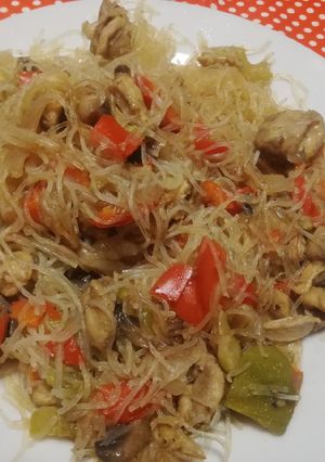 Una foto de Noodles de arroz con pollo y verduras 🍜 🌶️🥒