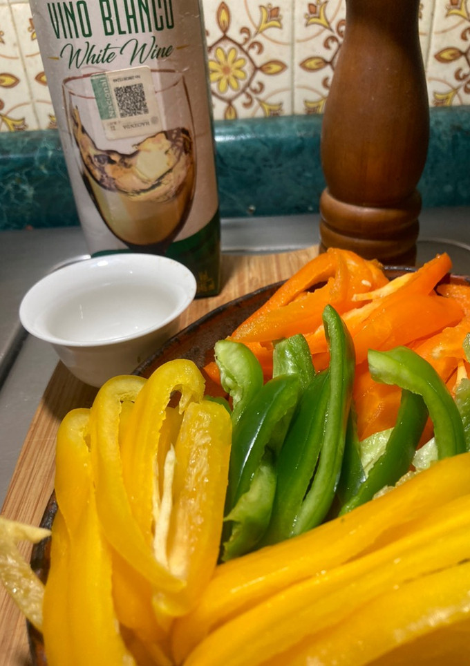 Una foto de Pimientos 🫑 a la @Jauregrill con vino 🍷 blanco