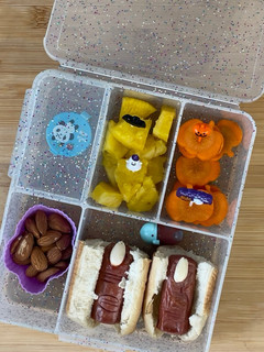 Una foto de Mini hot dogs de dedos de bruja
