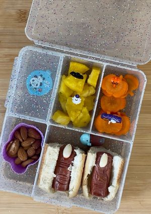 Una foto de Mini hot dogs de dedos de bruja