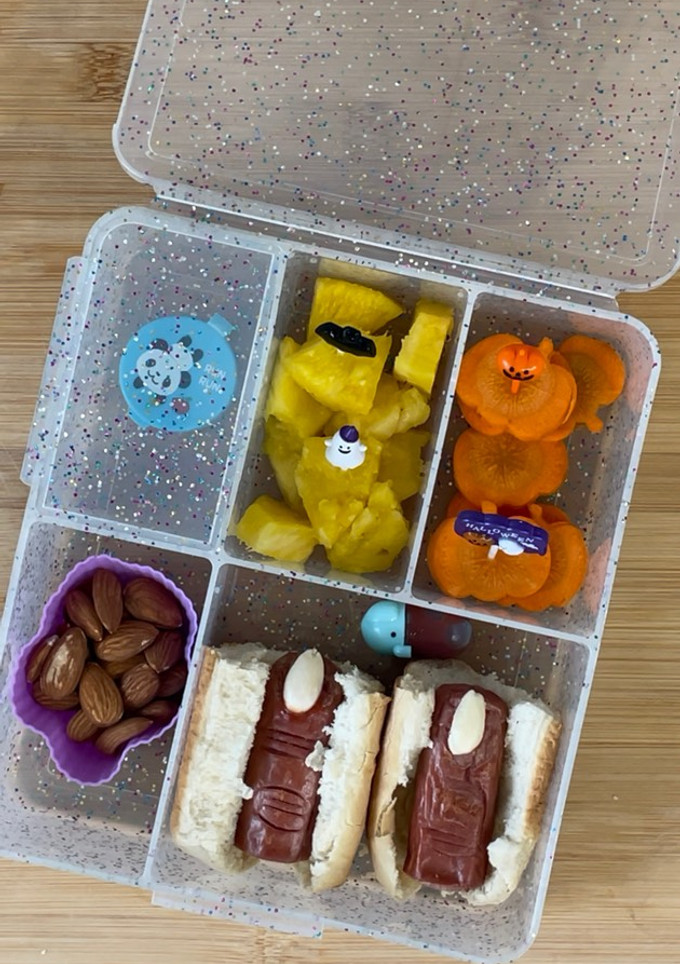Una foto de Mini hot dogs de dedos de bruja
