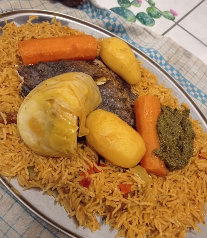 Une photo de Riz gras aux légumes et poisson au four