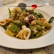 Chipirones encebollados con pimientos verdes italianos