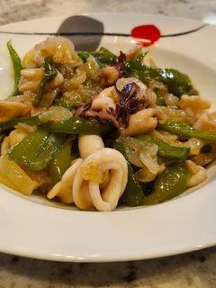 Una foto de Chipirones encebollados con pimientos verdes italianos