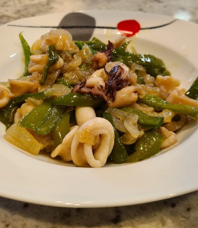 Foto principal de Chipirones encebollados con pimientos verdes italianos