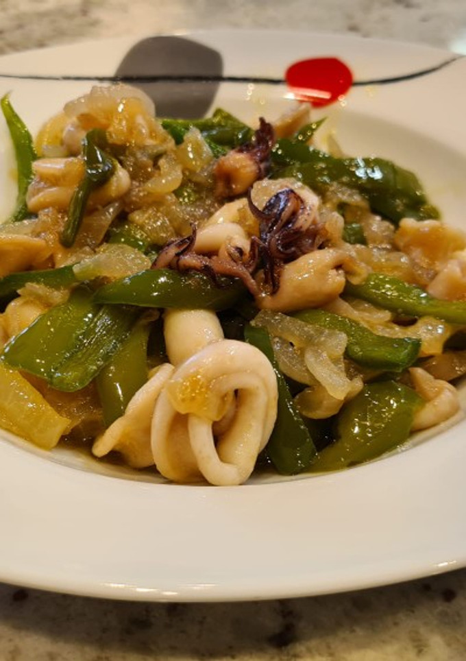 Una foto de Chipirones encebollados con pimientos verdes italianos