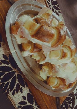 Una foto de Medialunas rellenas de jamón y queso😋🥐