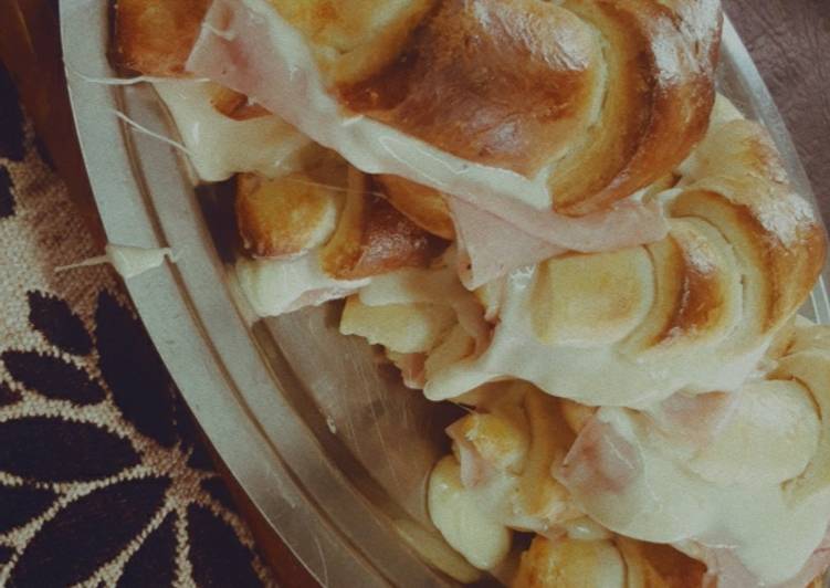 Medialunas rellenas de jamón y queso😋🥐