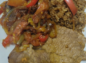 Una foto de Carne🥩guisada🍅a mi manera🧄🧅🍱🍛