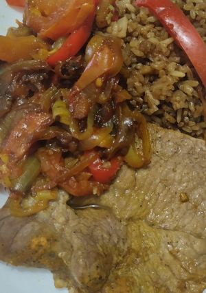 Una foto de Carne🥩guisada🍅a mi manera🧄🧅🍱🍛