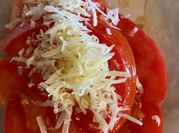 Una foto de queso tomate ensalada