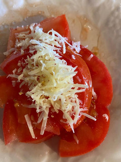 Una foto de Ensalada de tomates con queso rallado