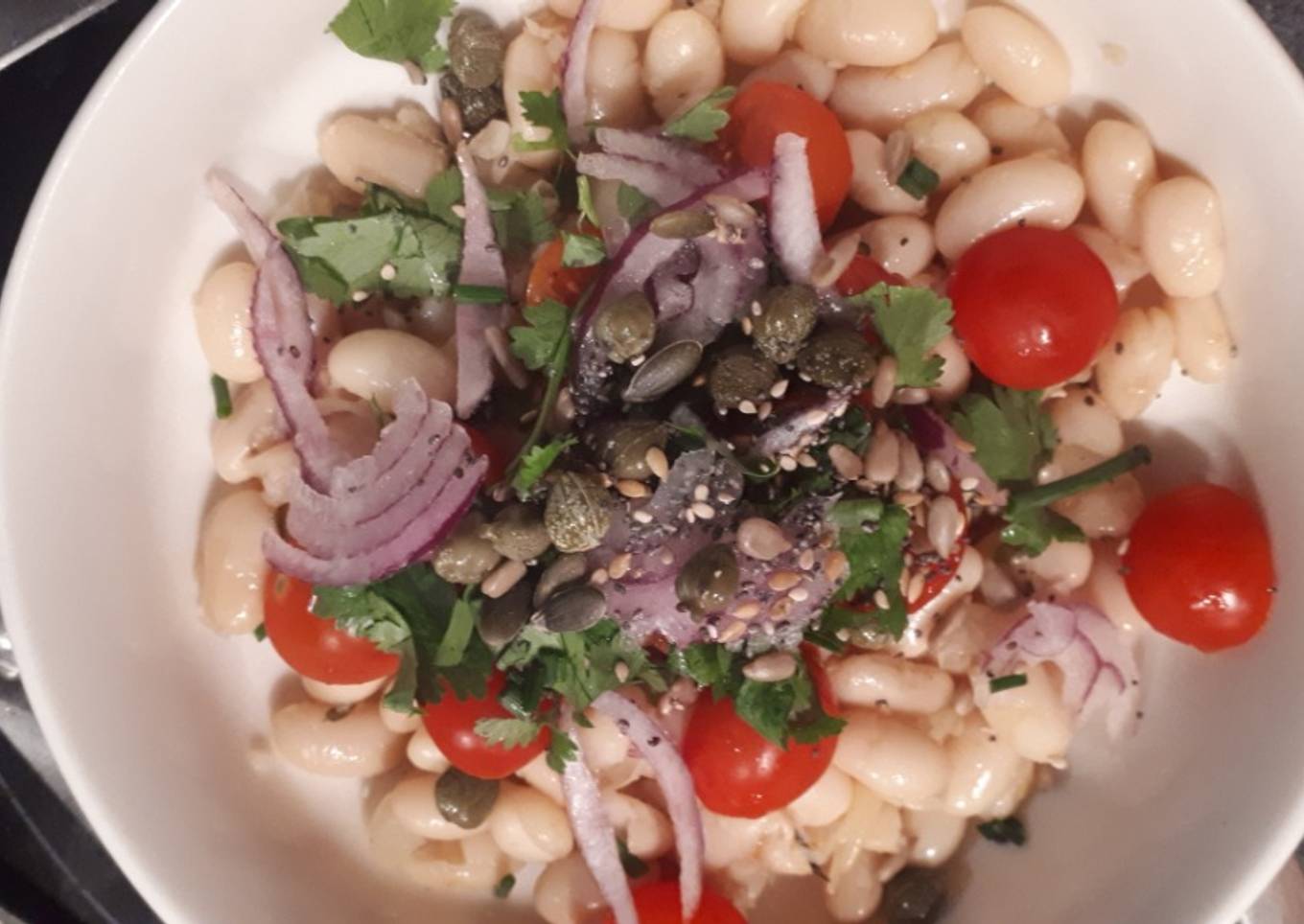 Ensalada de alubias, cherries y mezclum de semillas