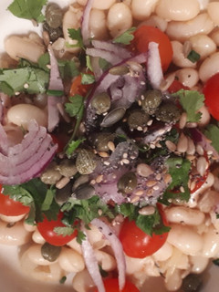 Una foto de Ensalada de alubias, cherries y mezclum de semillas