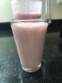 Una foto de Liquado de frutilla, banana y leche light