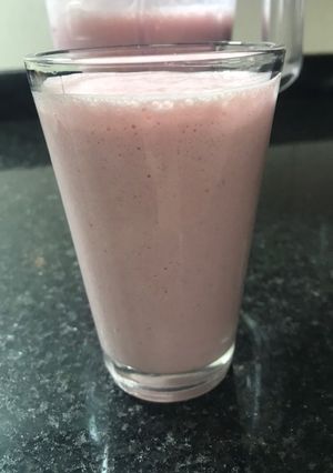 Una foto de Liquado de frutilla, banana y leche light