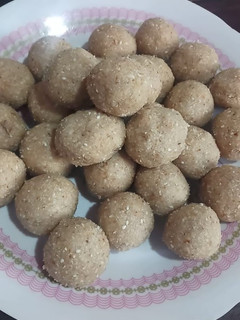 ड्राई फ्रूट्स लड्डू (dry fruits ladoo recipe in Hindi) रेसिपी मुख्य फोटो