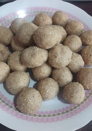 ड्राई फ्रूट्स लड्डू (dry fruits ladoo recipe in Hindi) रेसिपी मुख्य फोटो