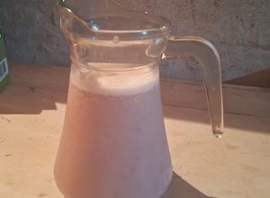 Una foto de Batido de frambuesas y leche