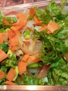 Una foto de Ensalada de lechuga con aguacate